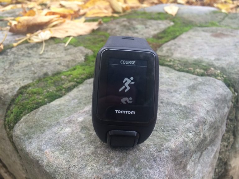 TomTom Runner 3 Cardio – Montre GPS Sport Avec Cardiofréquencemètre Intégré, Bracelet Fin Noir/vert, Multisport, Suivi Activité 24/7